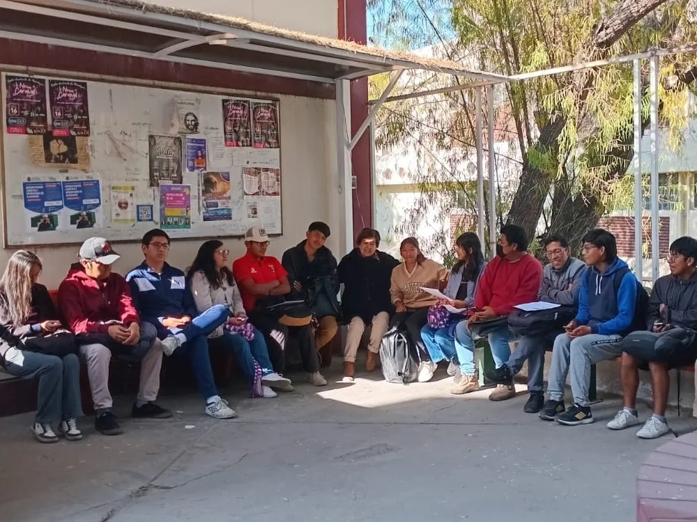 Preparamos a los estudiantes que necesiten y deseen realizar el Bautismo, la Primera Comunión y la Confirmación.